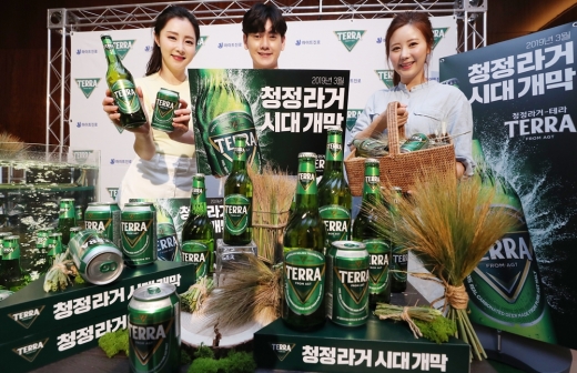 하이트진로가 지난 3월 서울 중구 웨스틴조선호텔에서 호주 청정지역 골든트라이앵글 지역의 맥아를 100% 사용한 맥주 신제품 '테라(TERRA)'를 선보이고 있다. /사진=머니투데이 DB