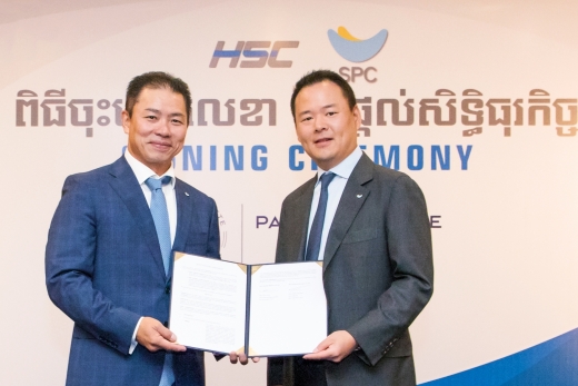 SPC그룹 허진수 글로벌BU장(오른쪽)과 HSC그룹 속홍(Sok Hong) 회장이 캄보디아의 수도인 프놈펜에서 파리바게뜨의 캄보디아 진출을 위한 조인트벤처 설립에 관한 협약서에 서명한 후 기념촬영을 하고 있다.