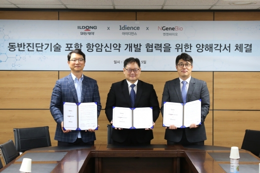 (왼쪽부터) 윤웅섭 일동제약 대표, 이원식 아이디언스 대표, 최대출 엔젠바이오 대표가 양해각서 서명 후 기념사진을 찍고 있다./사진=일동제약