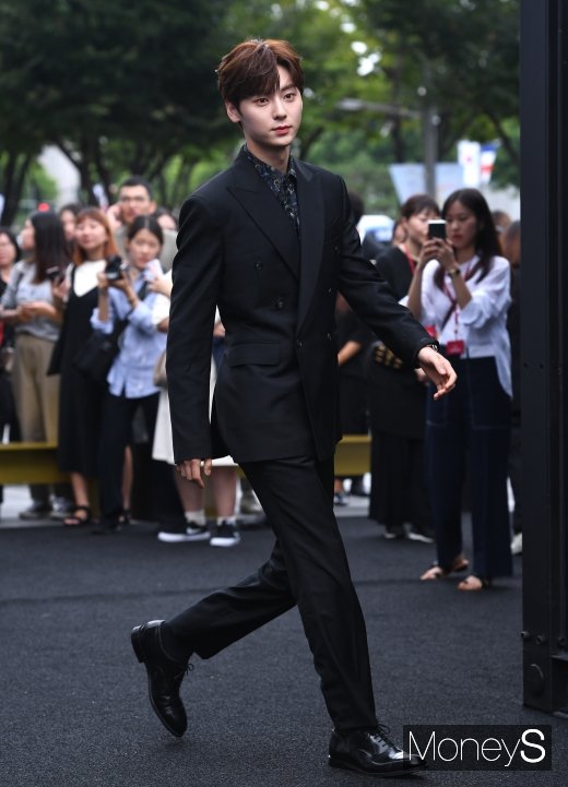 [머니S포토] 뉴이스트 황민현 '화보의 한 장면 처럼'
