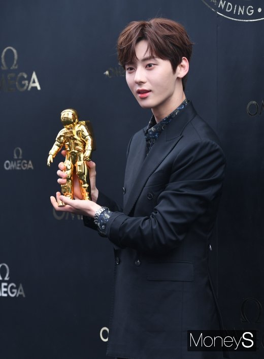 [머니S포토] 뉴이스트 황민현, 눈길 끄는 존재감