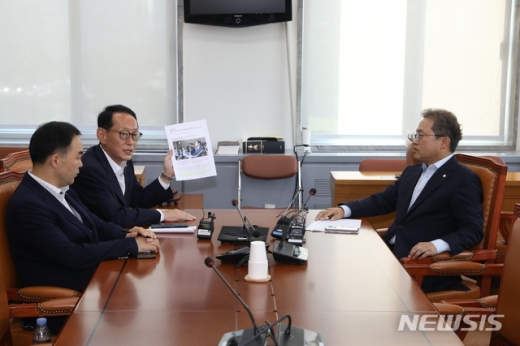 더불어민주당 송기헌 법사위 간사와 한국당 김도읍 간사, 바른미래당 채이배 의원이 5일 조국 후보자 청문회 증인 채택 관련 설전을 이어가는 모습. /사진=뉴시스   