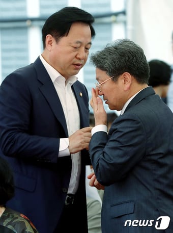 김두관 의원과 강기정 청와대 정무수석이 4일 오후 서울 종로구 원서동 노무현시민센터 건립부지에서 열린 기공식에서 대화를 나누고 있다. /사진=뉴스1