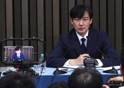 조국 법무부 장관 후보자가 2일 오후 서울 여의도 국회에서 열린 기자간담회에서 취재진의 질문에 답하고 있다. /사진=장동규 기자