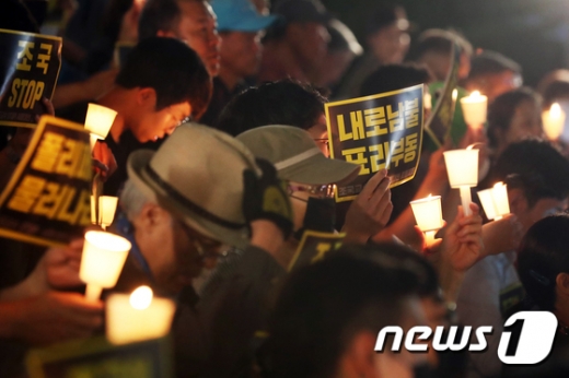 지난달 28일 서울 관악구 서울대학교 아크로광장에서 열린 조국 법무부장관 후보자 사퇴 촉구 촛불집회에서 학생과 시민들이 촛불을 들고 있다. /사진=뉴스1