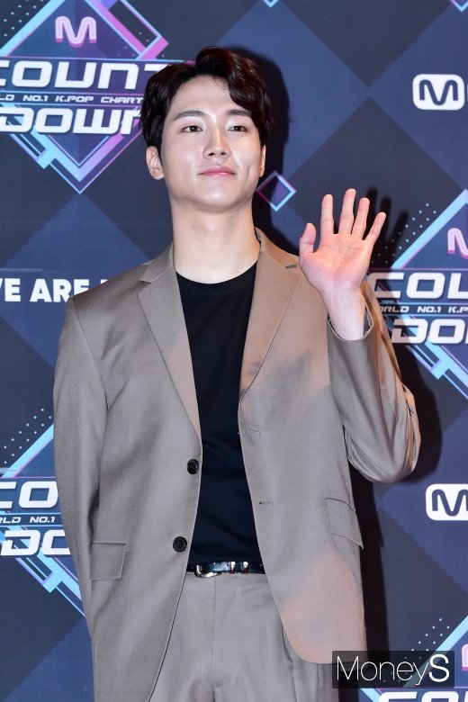 [머니S포토] 현수, 엠카 무대 앞서 수줍은 손인사