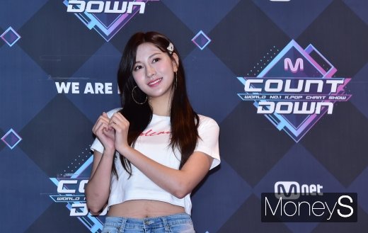 [머니S포토] 솔로무대 선보이는 오하영, 러블리 큐트 매력 듬뿍