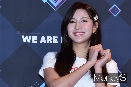 [머니S포토] 싱글벙글 오하영, '입가에 걸린 미소'