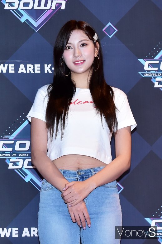 [머니S포토] 오하영, 흰면티+청바지 패션도 아름다운 그녀