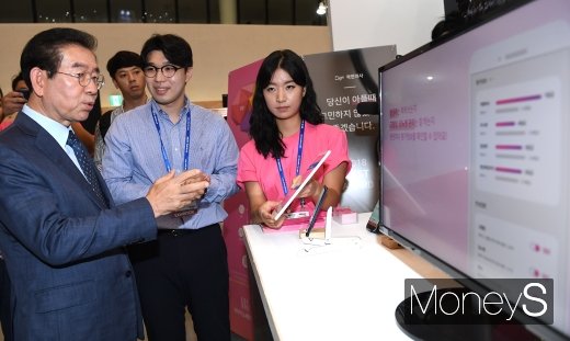 [머니S포토] 스타트업 기업 둘러보는 박원순 시장