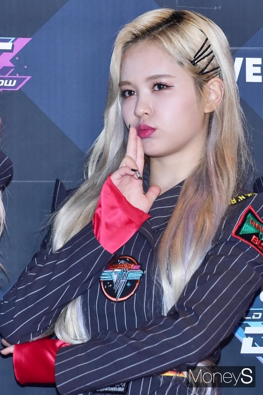 [머니S포토] 에버글로우 이유, '쉿' 나를 주목해