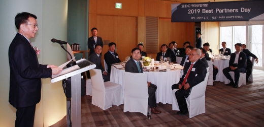 HDC현대산업개발이 추석을 앞두고 협력사 대금 2037억원을 조기 지급할 예정이다. 사진은 김대철(왼쪽) 대표이사가 협력사 초청 행사에 참석한 모습. /사진=HDC현대산업개발