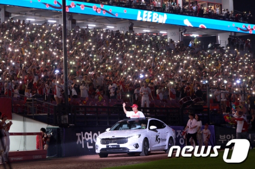 지난 7월13일 광주 북구 기아챔피언스필드에서 열린 KIA 내야수 이범호의 은퇴식에서 팬들이 이범호에게 환호를 보내고 있다. /사진=뉴스1