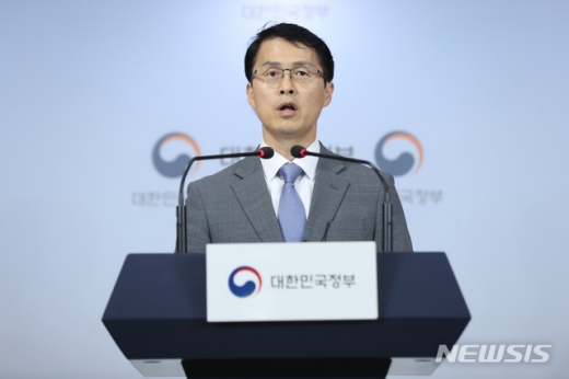 최원호 과학기술정보통신부 거대공공연구정책관이 5일 정부서울청사에서 후쿠시마 원전 오염수 처리 관련 국제공조 요청 계획을 발표하는 모습. /사진=뉴시스   