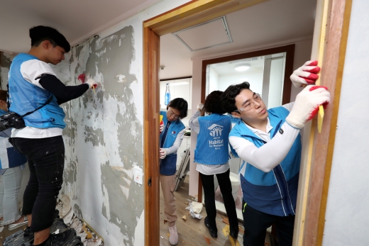 희망의 집 고치기 봉사활동에 나선 대우건설 직원들이 노후된 벽지를 제거하는 모습. /사진=대우건설