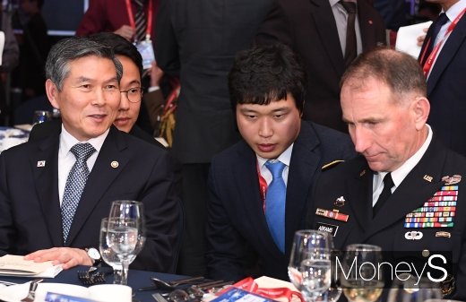 [머니S포토] 화기애애한 정경두·로버트 에이브럼스