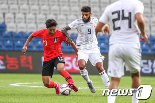 5일 오후(한국시간) 터키 이스탄불 파티흐 테림 스타디움에서 열린 축구 국가대표팀 평가전 한국과 조지아 경기에서 이강인(왼쪽)이 드리블을 하고 있다. /사진=뉴스1