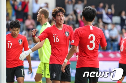 5일 오후(한국시간) 터키 바샥셰히르 파티흐 테림 스타디움에서 열린 조지아와의 평가전에서 멀티골을 넣으며 대활약한 대한민국 대표팀의 공격수 황의조(가운데). /사진=뉴스1