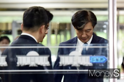 [머니S포토] 청문회 두시간전 국회 출석한 조국