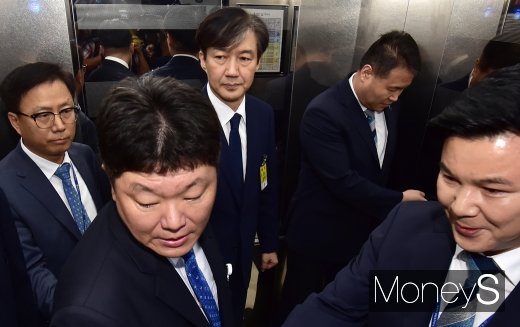 [머니S포토] 입장표명 없이 청문회 대기실 향하는 조국