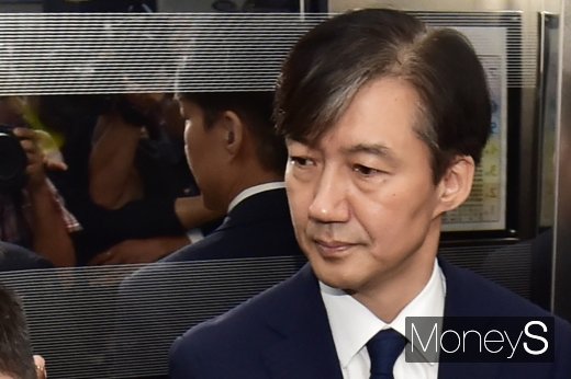 [머니S포토] 긴장된 표정 엿보이는 조국