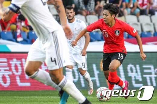 지난 5일 오후(한국시간) 터키 바샥셰히르 파티흐 테림 스타디움에서 열린 조지아와의 평가전에서 A매치 데뷔전을 치른 이강인(오른쪽). /사진=뉴스1