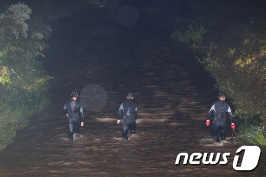 지난 5일 오후 5시10분쯤 충북 청주시 흥덕구 죽림동 가경천에서 사람이 떠내려 간다는 119 신고가 접수된 뒤 소방대원들이 하천을 따라 수색을 벌이고 있다. /사진=뉴스1