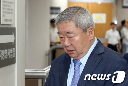 LG그룹 탈세 혐의로 재판에 넘겨진 구본능 희성그룹 회장이 6일 오전 서울 서초구 서울중앙지방법원에서 열린 조세범처벌법위반 선고 기일에 출석하고 있다. /사진=뉴스1