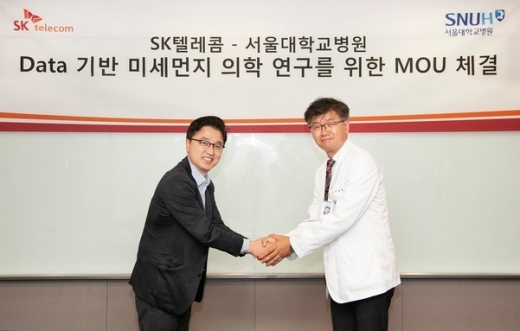 홍승진 SK텔레콤 홍승진 AI홈유닛장과 이창현 서울대학교병원 영상의학과 교수가 지난 5일 서울 을지로 SK텔레콤 사옥에서 ‘IoT 기반 공기질 흡입량 측정을 통한 미세먼지 연구’를 위한 기술협약을 맺고 기념사진을 촬영 중이다. ./사진=서울대병원