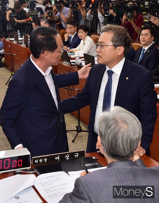 [머니S포토] 대화 나누는 여상규 위원장과 여야 간사