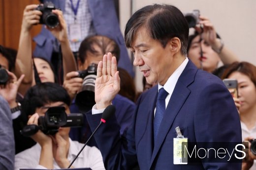조국 법무부 장관 후보자가 6일 서울 여의도 국회 법제사법위원회 회의실에서 열린 인사청문회에서 후보자 선서를 하고 있다. /사진=임한별 기자 