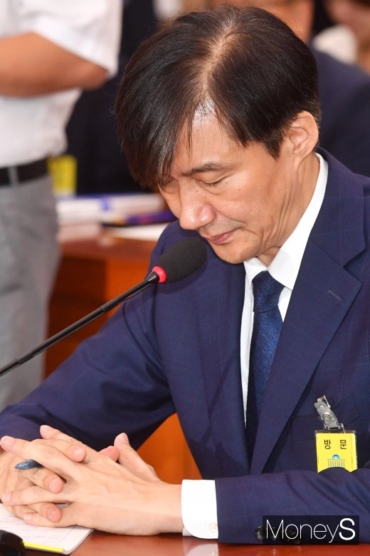 [머니S포토] 고개 숙인 조국