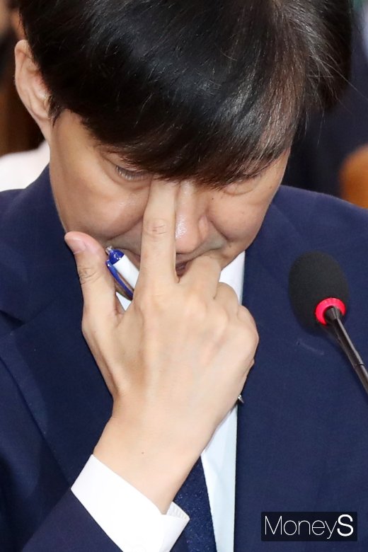 [머니S포토] 야당 질타에 피곤한 기색 보이는 조국