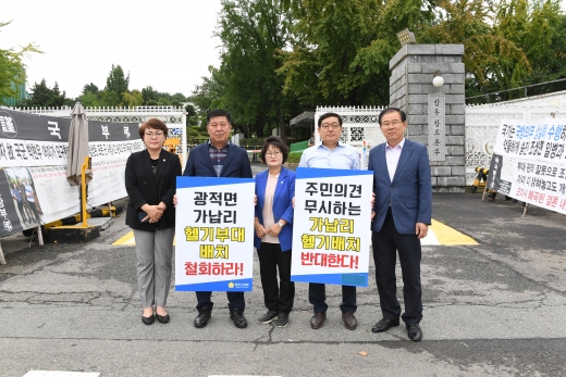 양주시의회 시의원들과 경기도의회 박재만 도시환경위원장이 국방부 정문 앞에서 교대로 1인 시위를 하며 헬기부대 배치 반대를 주장하고 있다. / 사진제공=양주시의회