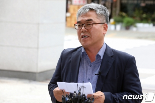 박훈 변호사가 6일 서울 중랑구 서울지방경찰청에 고발인 조사를 들어가기 전 입장문을 낭독하고 있다. /사진=뉴스1