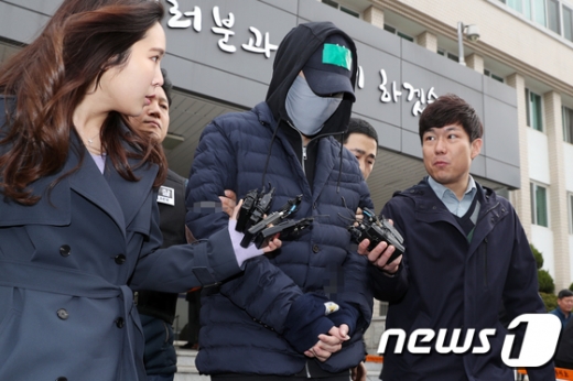 변종 대마를 상습 구입하고 흡입한 혐의를 받은 SK그룹 창업주의 장손 최모씨가 지난 4월9일 인천남동결찰서에서 인천지방검찰청으로 송치되고 있다. /사진=뉴스1