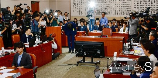 조국 법무부 장관 후보자가 6일 서울 여의도 국회 법제사법위원회 회의실에서 열린 인사청문회에 출석했다. /사진=임한별 기자 