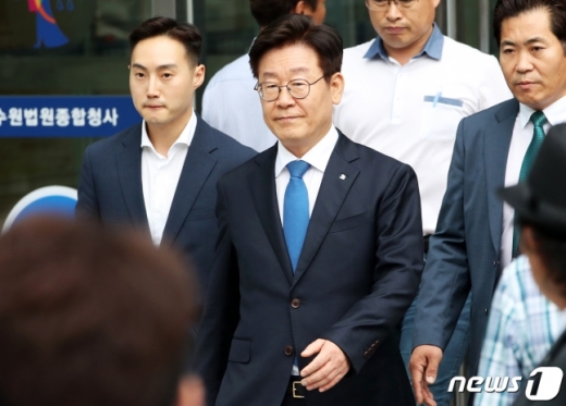 공직선거법 위반 등의 혐의로 기소돼 1심에서 무죄 선고를 받은 이재명 경기도지사(가운데)가 6일 오후 경기도 수원시 영통구 수원고등법원에서 항소심 선고 공판을 마치고 차량에 탑승하고 있다. /사진=뉴스1