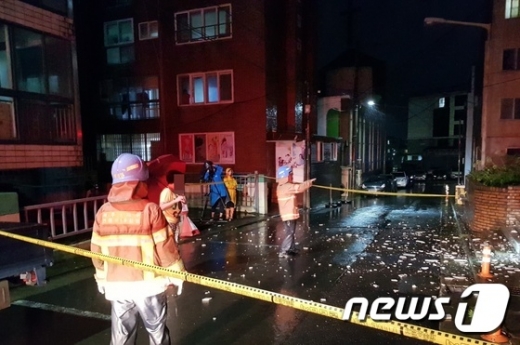 제13호 태풍 '링링(LINGLING)'이 북상 중인 6일 오후 제주시 연동의 한 아파트 외벽이 강풍에 무너져 소방대원들이 안전조치를 하고 있다. /사진=제주소방안전본부 제공