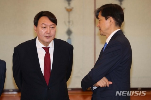 윤석열 검찰총장(왼쪽)과 조국 법무부 장관 후보자. /사진=뉴시스  