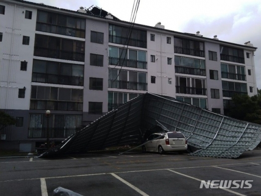 7일 오전 7시 15분께 남원시 향교동의 한 아파트 지붕 덮개가 강풍에 의해 떨어져 차량이 파손됐다./사진=뉴시스(전북소방본부 제공)