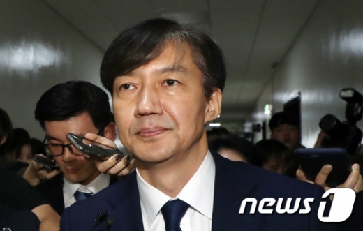조국 법무부장관 후보자가 7일 새벽 서울 여의도 국회 법제사법위원회 전체회의장에서 열린 인사청문회를 마치고 회의장을 나서고 있다. / 사진=뉴스1 