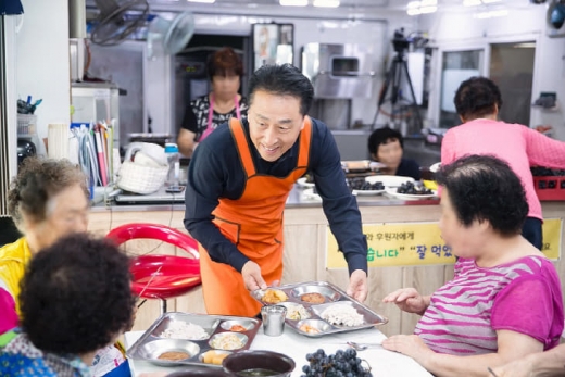 시의회 추석맞이 복지시설 방문 김홍성 의장 모습. / 사진제공=화성시의회