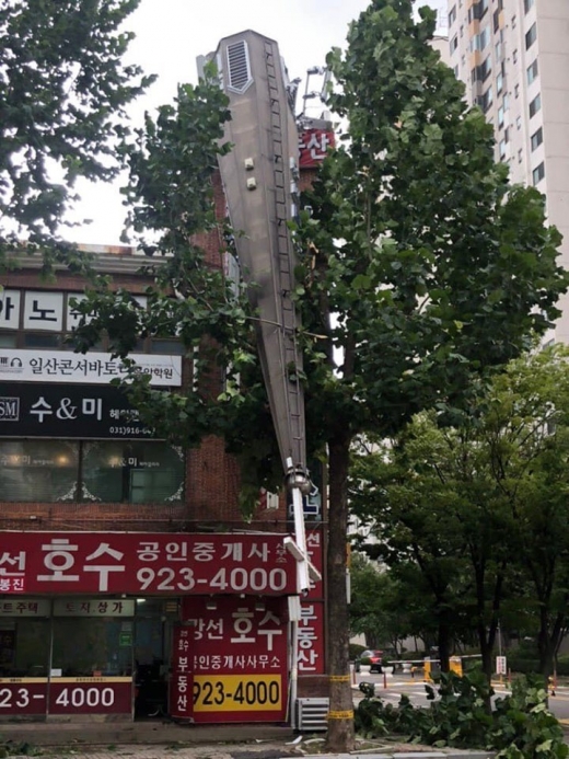 7일 오후 태풍 링링이 수도권을 스치고 지나면서 고양시 일산서구의 한 아파트 상가 옥상에 설치된 교회 첨탑이 무너져 아슬아슬하게 매달려 있다. /사진=독자 제공