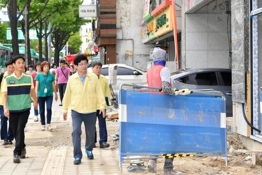 염태영시장이 7일매산로 공사현장을 점검하고 있다. /  사진제공=수원시