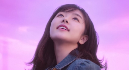 2017년 LG V30 광고 영상에 등장한 카라타 에리카. /사진=LG V30 광고 영상 캡처