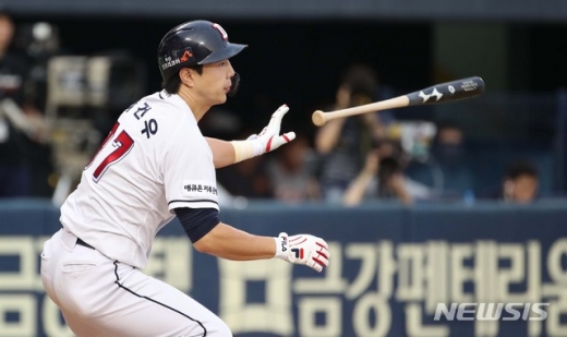 두산베어스 외야수 박건우가 결국 1군에서 빠졌다. 지난 8월 6일 오후 서울 송파구 잠실야구장에서 열린 '2019 신한은행 MY CAR KBO리그' 두산 베어스-한화 이글스 경기, 2회말 2사 1,2루 두산 박건우가 내야안타를 치고 있다. /사진=뉴시스