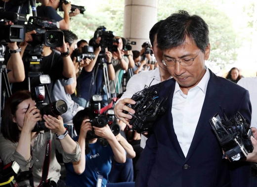 자신의 비서를 성폭행한 혐의를 받는 안희정 전 충남지사가 9일 오전 10시 대법원의 판결을 받는다. /사진=뉴시스