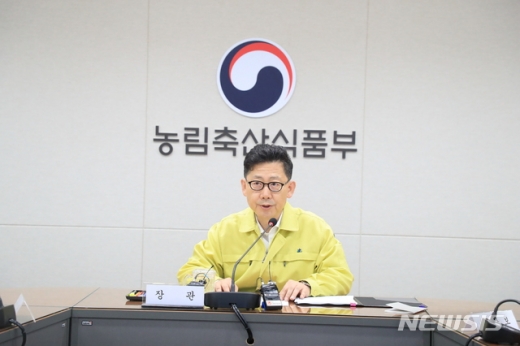 김현수 농림축산식품부 장관이 제13호 태풍 ‘링링’ 통과 후 피해상황을 점검하고 농업부문 대책을 논의하고 있다. /사진제공=농식품부
