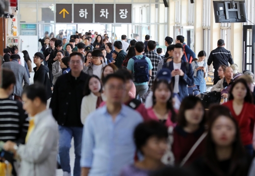 지난해 추석연휴 마지막날이던 26일 서울 서초구 서울고속버스터미널이 귀경객들로 북적이는 모습. /사진=뉴스1